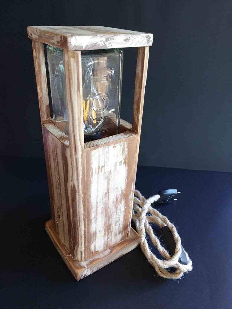 lampara de madera blanca vintage, madera reciclada, decoración, salon, lamparas con botellas